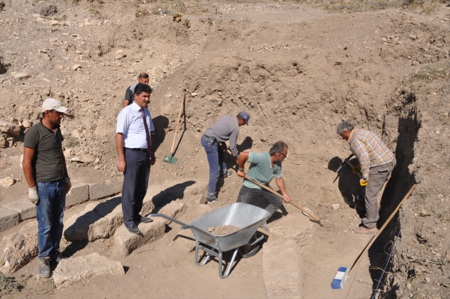 Apameia Antik Kenti tiyatrosu gün yüzüne çıkarılıyor